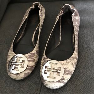 TORI BURCH Flats Ivory Silver Snake Print 6 1/2 M